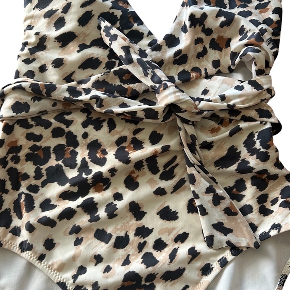 Serie | Leopard Print Wrap Tie Waist One-Piece Swimsuit - Picture 3 of 9